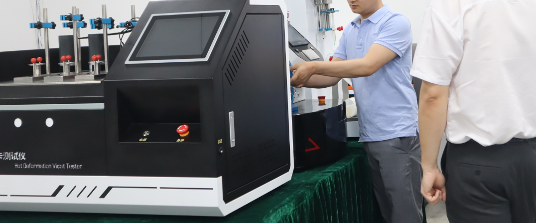 江苏某某有限公司赴上海理涛考察设备热变形维卡测试仪